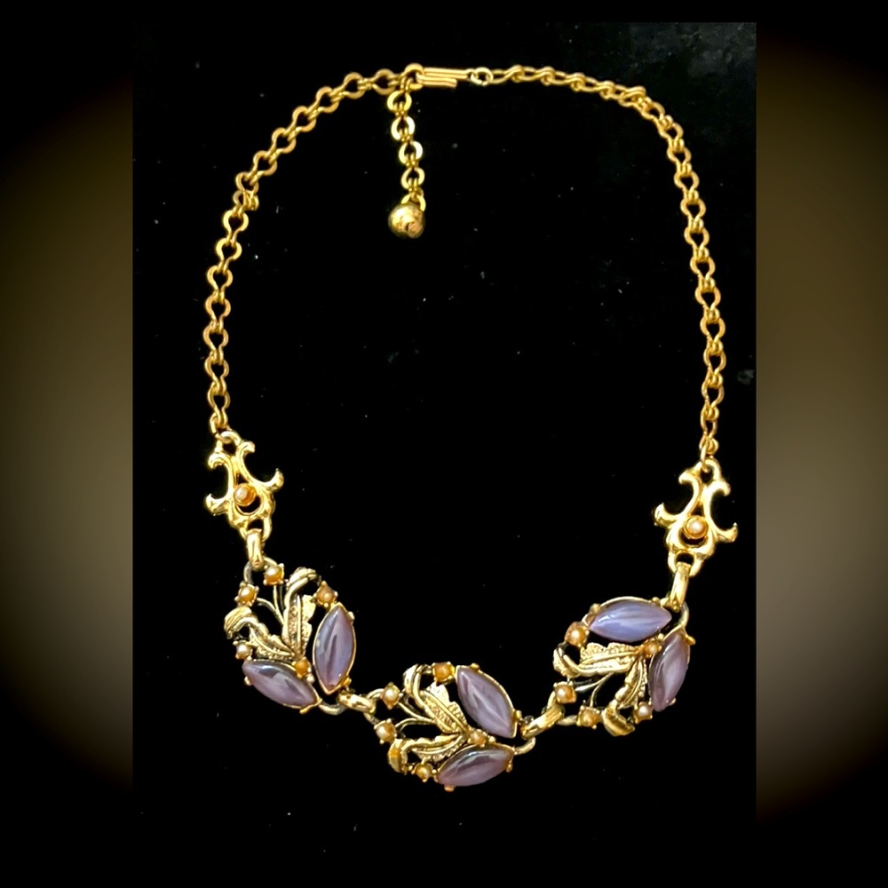 Amazing vintage detailed gold leaf and pearl necklace
